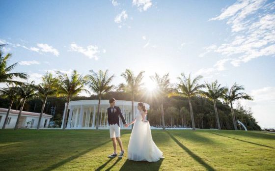 草原に新郎新婦