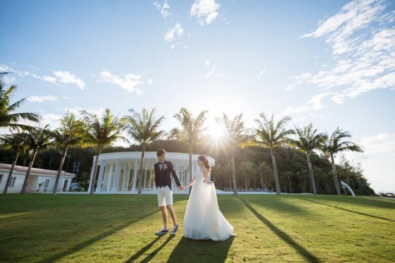 草原に新郎新婦