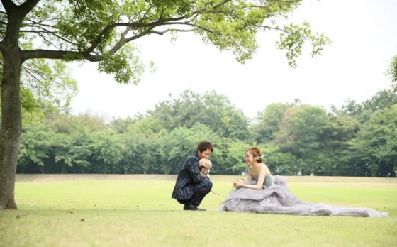 草原で新郎新婦と愛犬
